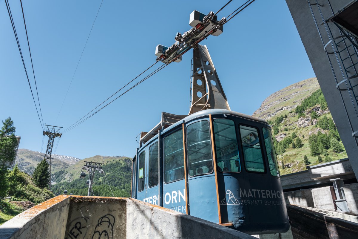 Einfahrt einer Kabine von FFA in die Talstation in Zermatt